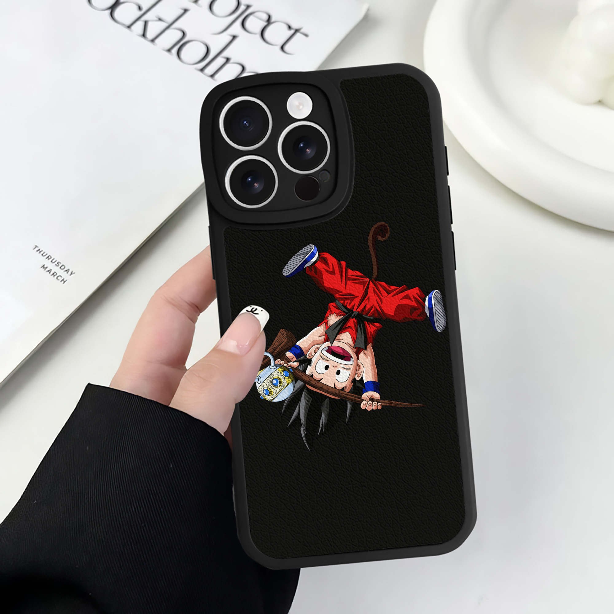 （画像用） ドラゴンボール 孫悟空（そん ごくう）Son Goku カカロット DRAGON BALL Kakarotto 【iPhone 16シリーズ対応】シリコンスマホケース（レザー調） 材質：シリコン
